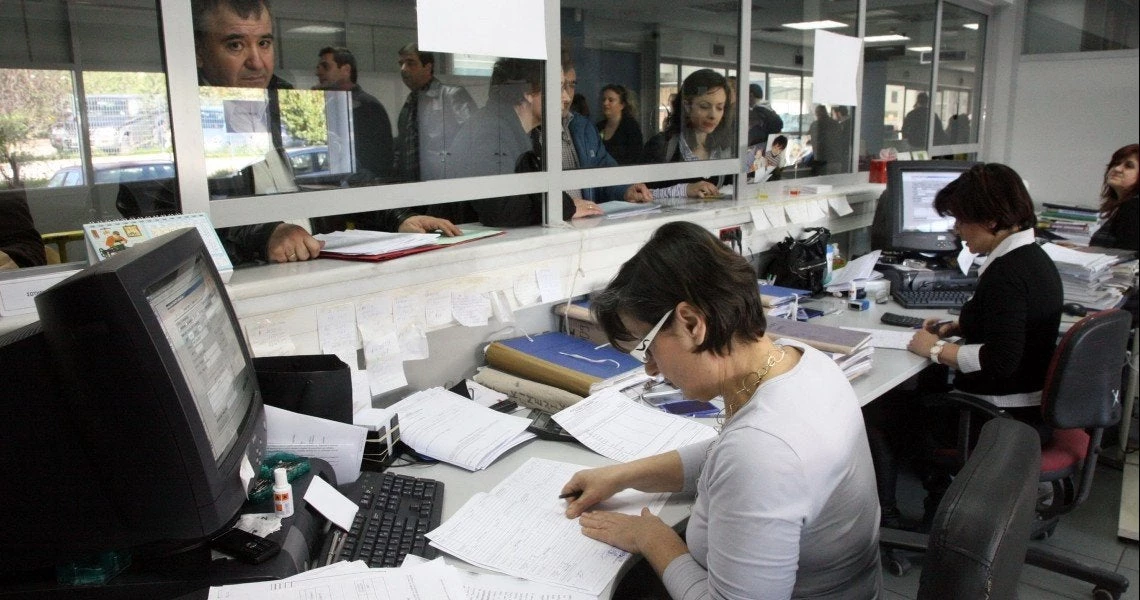 Δημόσιο: Πώς γίνεται η παρακράτηση – Τι αλλάζει στις πρόσθετες αμοιβές